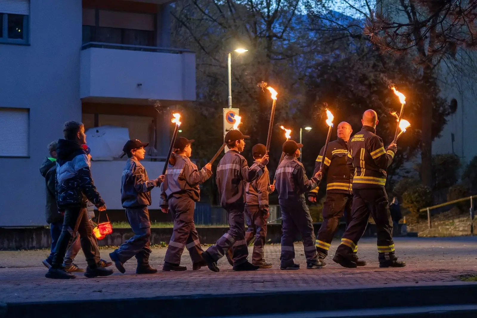 Jugendfeuerwehr beim St.-Martins-Umzug mit Fackeln